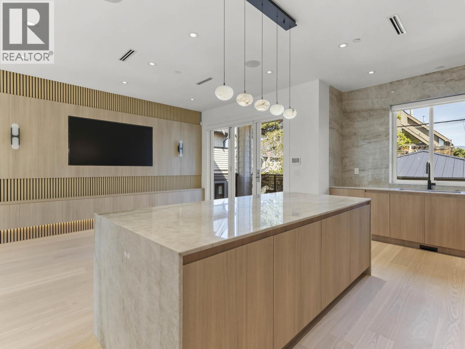 2565 W 2ND AVENUE, Vancouver