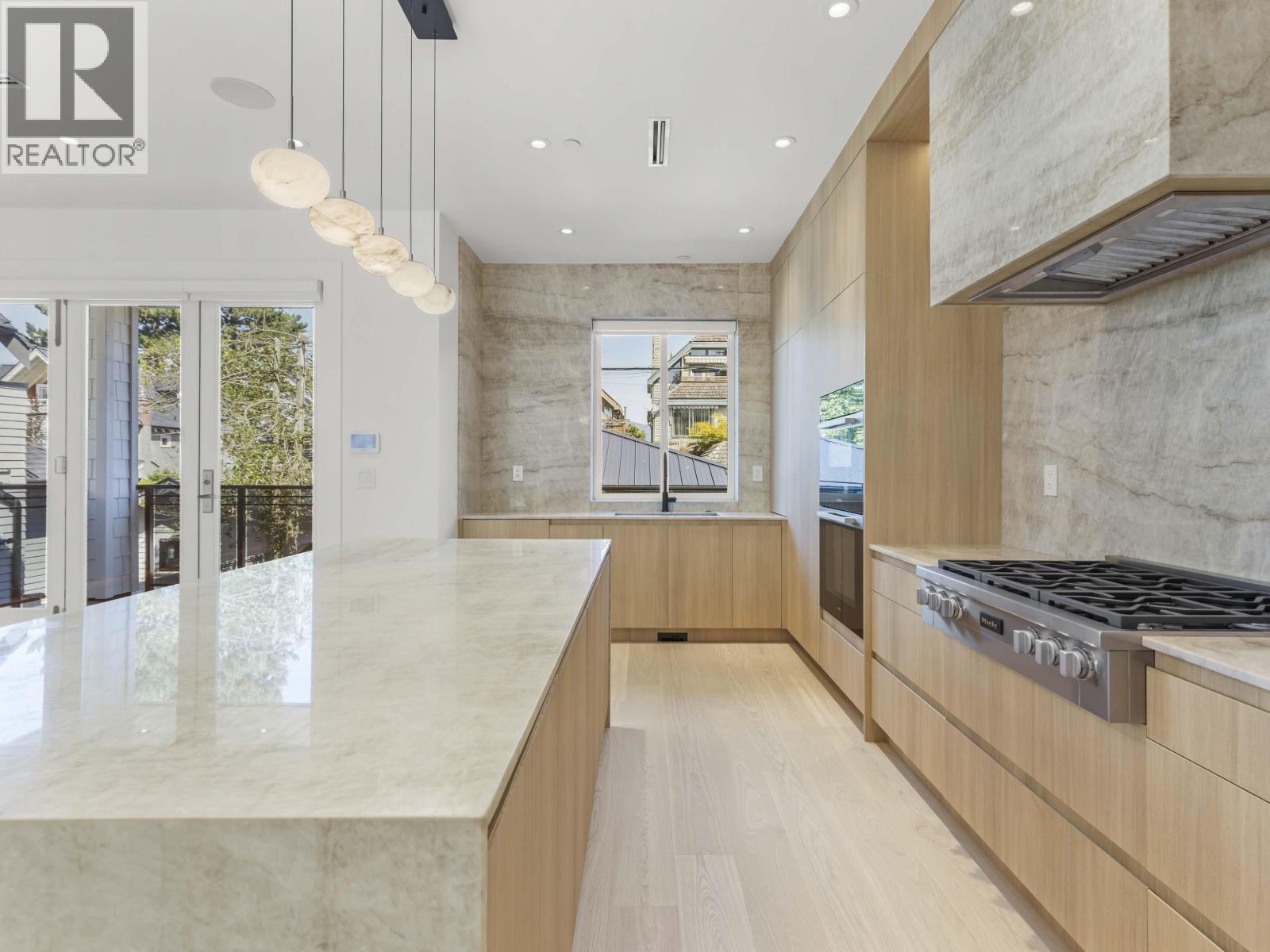 2565 W 2ND AVENUE, Vancouver