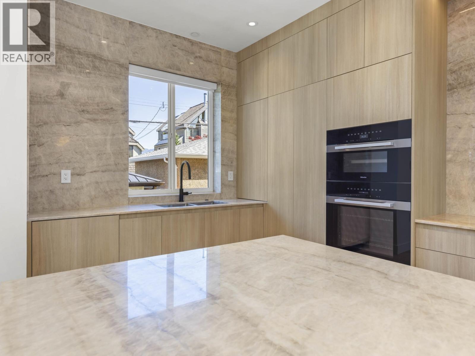 2565 W 2ND AVENUE, Vancouver