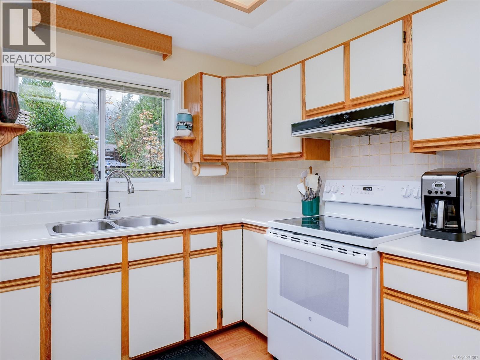  8618 Kingcome Crescent, North Saanich