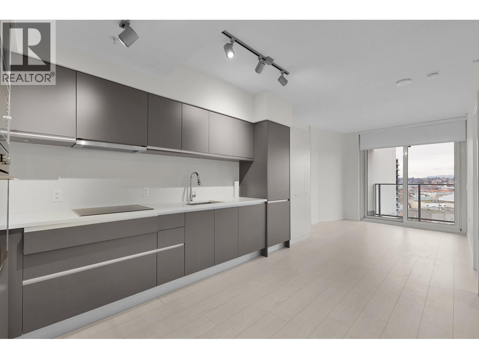 9XX 180 E 2ND, Vancouver