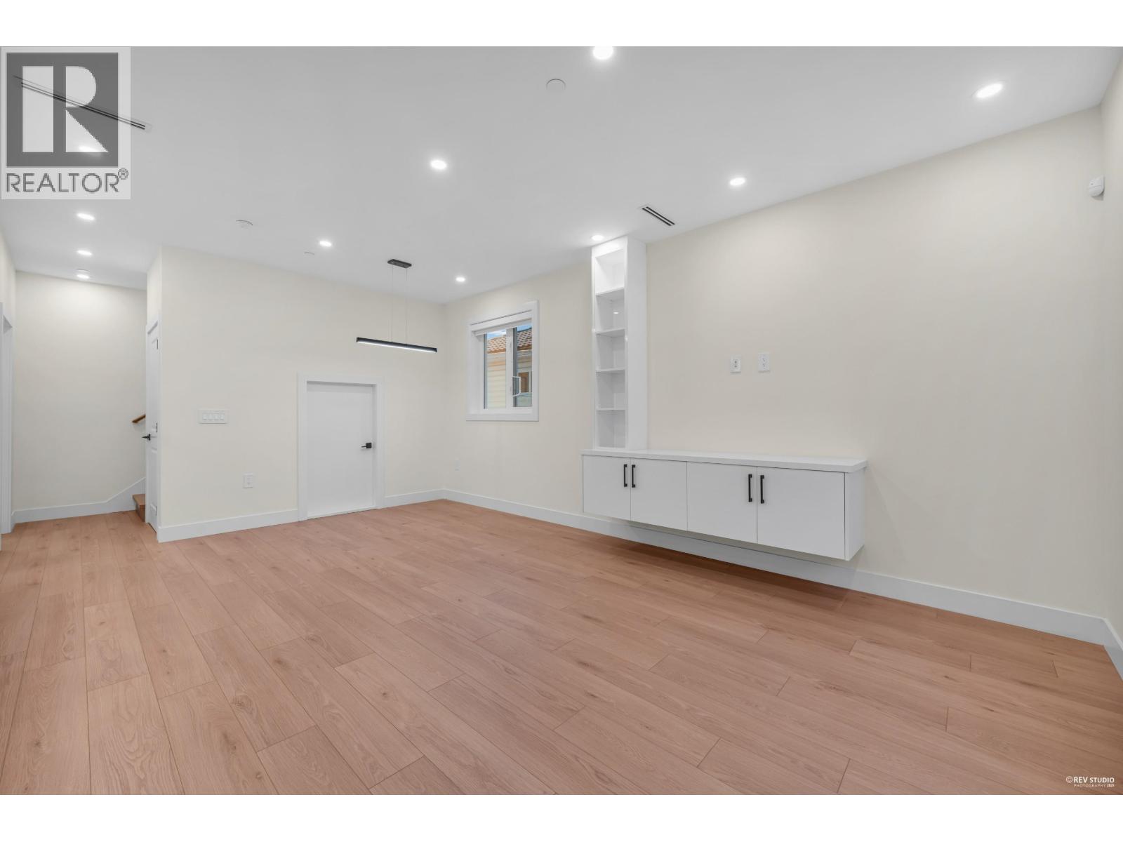 1 3090 VANNESS AVENUE, Vancouver