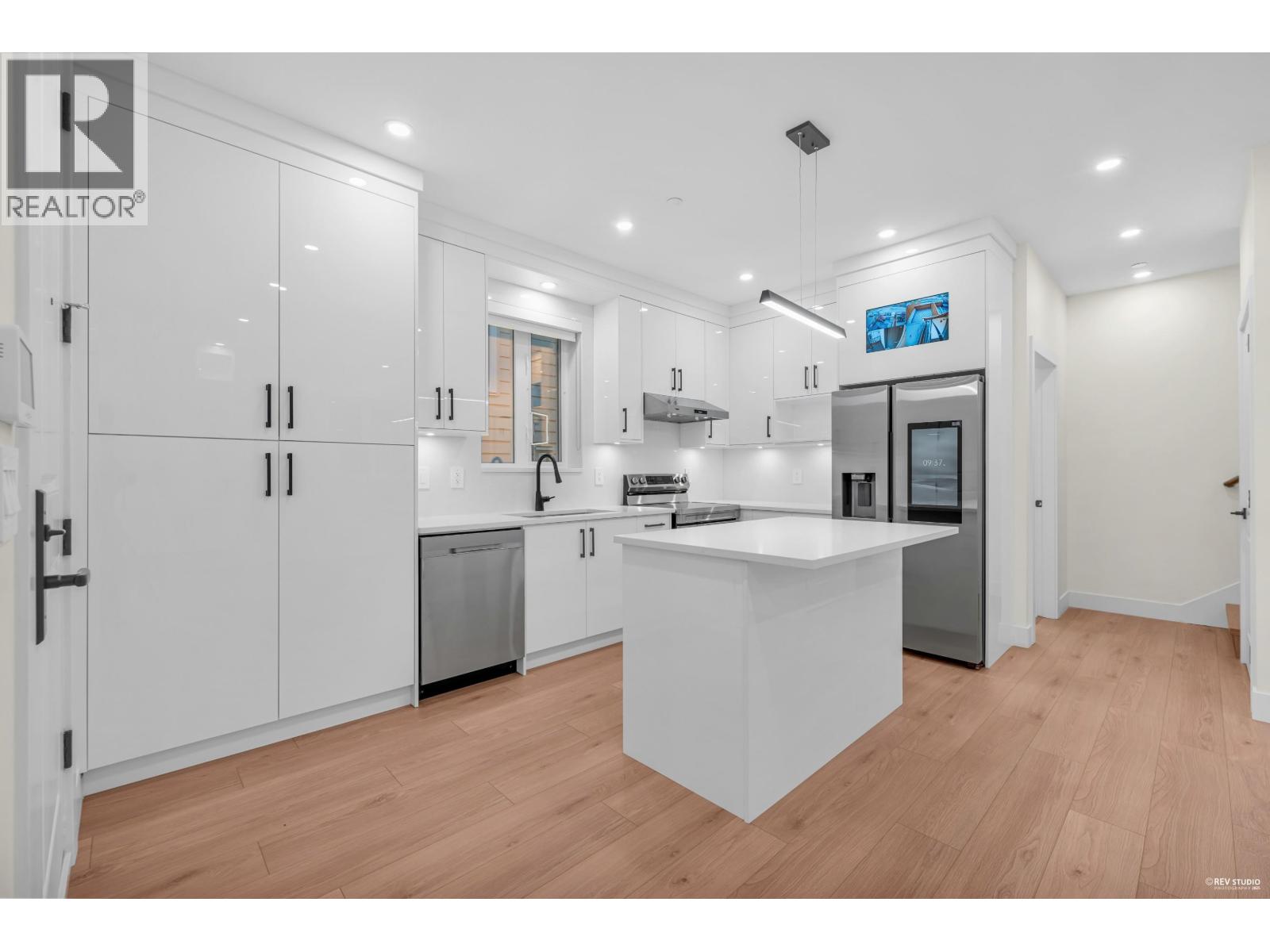 1 3090 VANNESS AVENUE, Vancouver