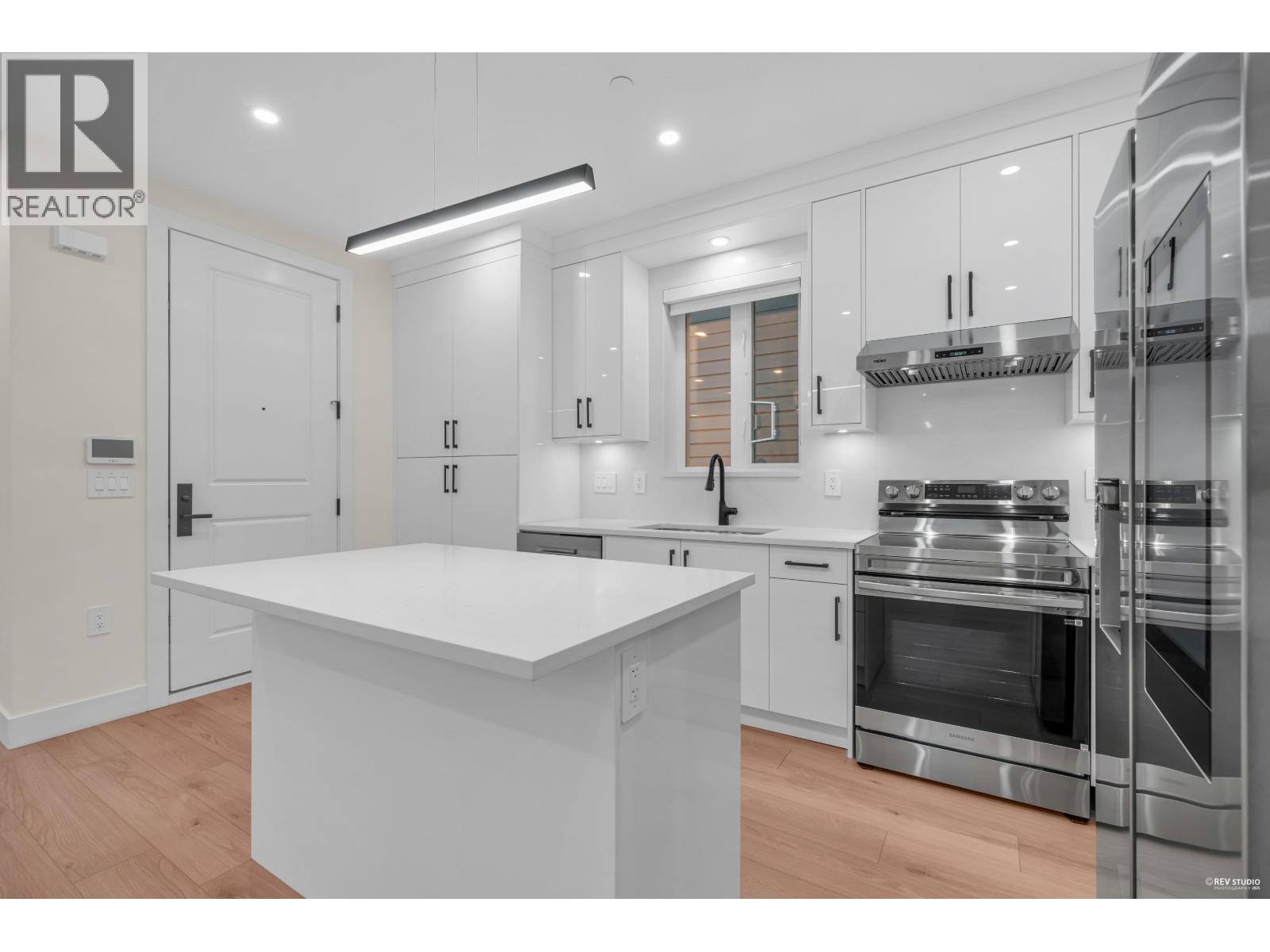 1 3090 VANNESS AVENUE, Vancouver