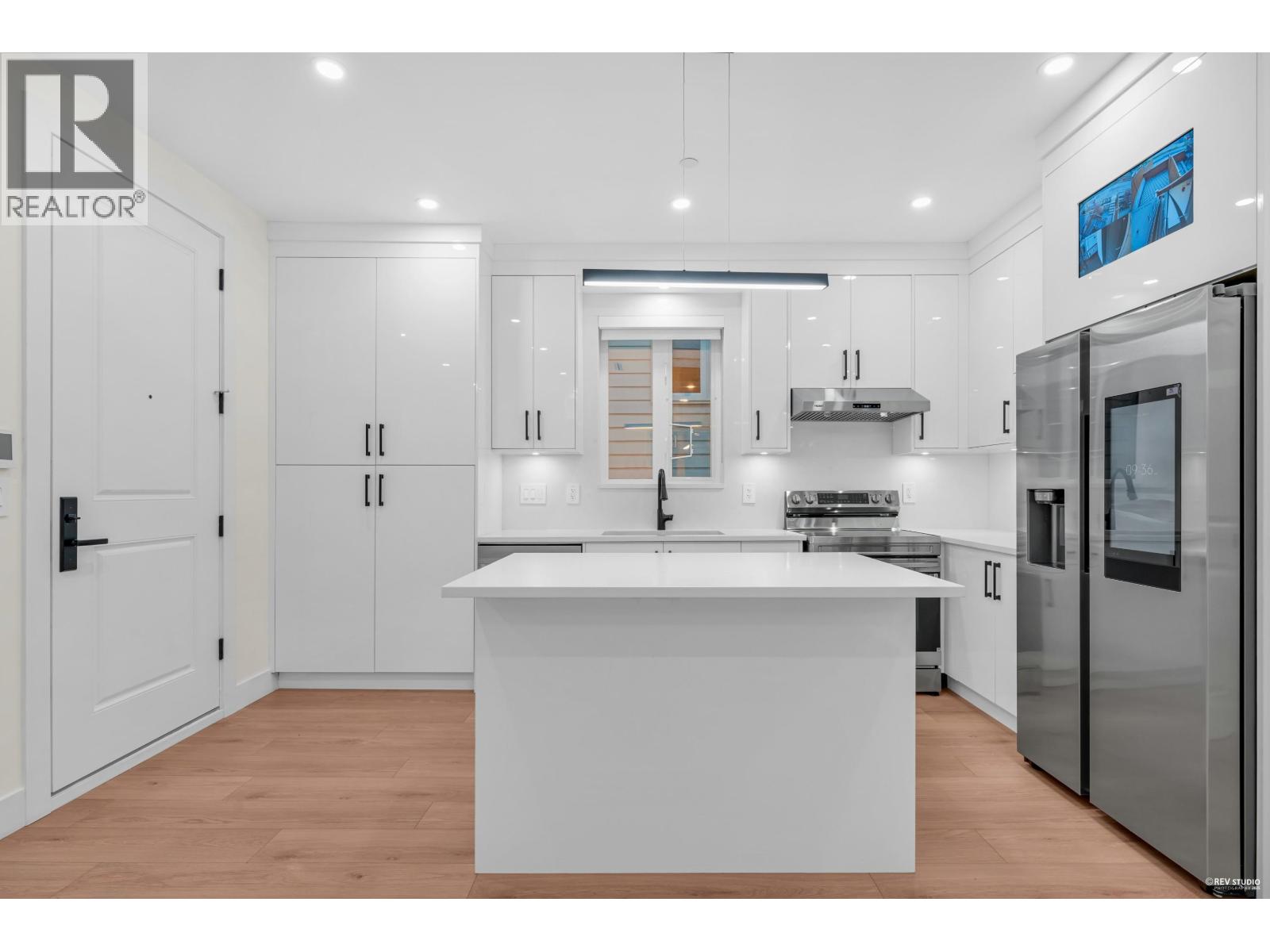 1 3090 VANNESS AVENUE, Vancouver