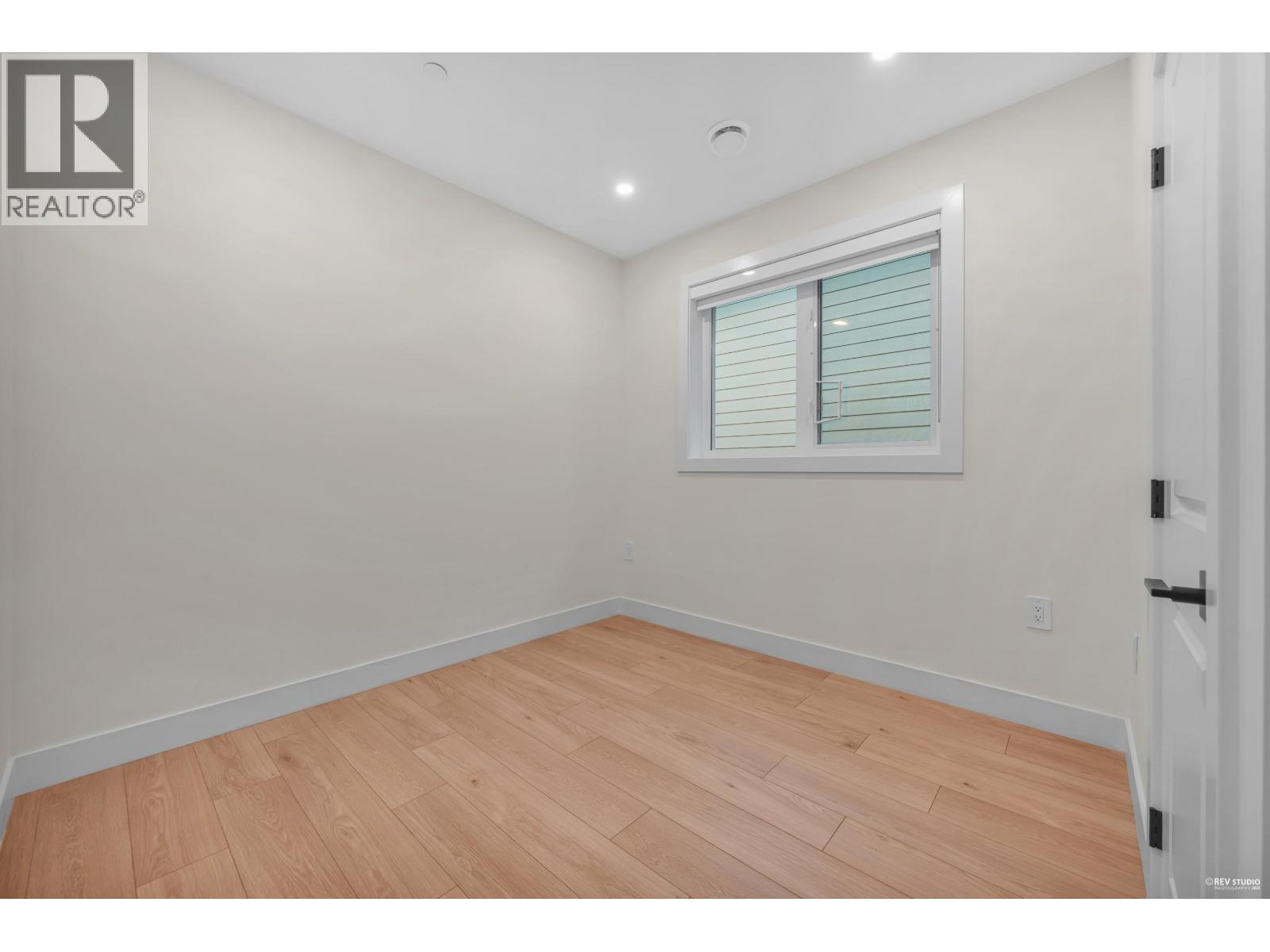 1 3090 VANNESS AVENUE, Vancouver