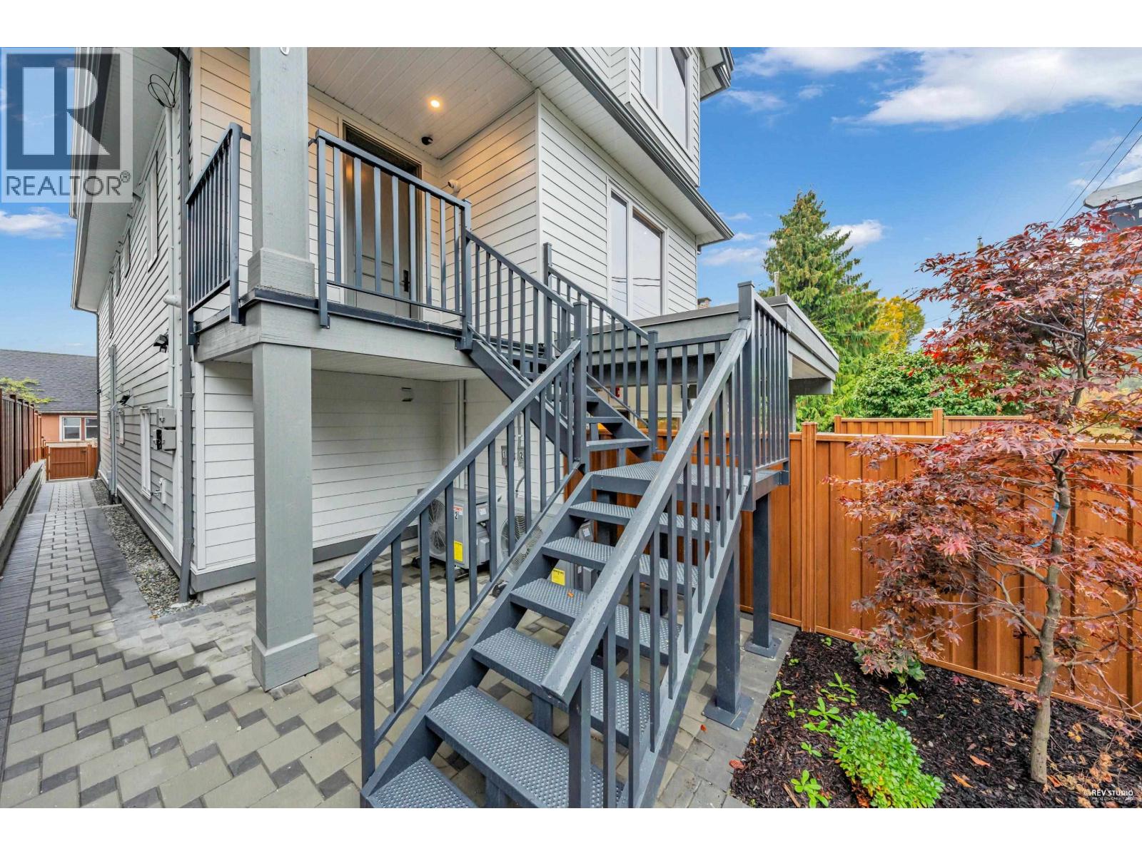 1 3090 VANNESS AVENUE, Vancouver