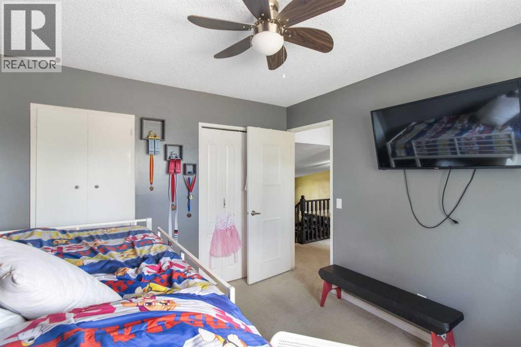 Single Family House 4 Level for Sale in  Templegreen Drive NE Temple Calgary 