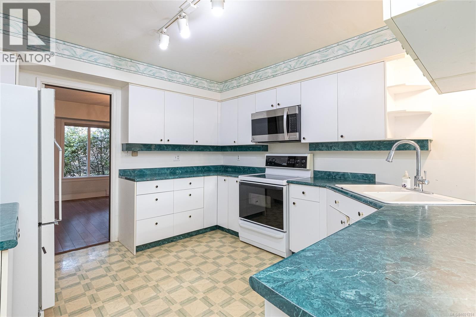  2020 Saltair Place, Saanich