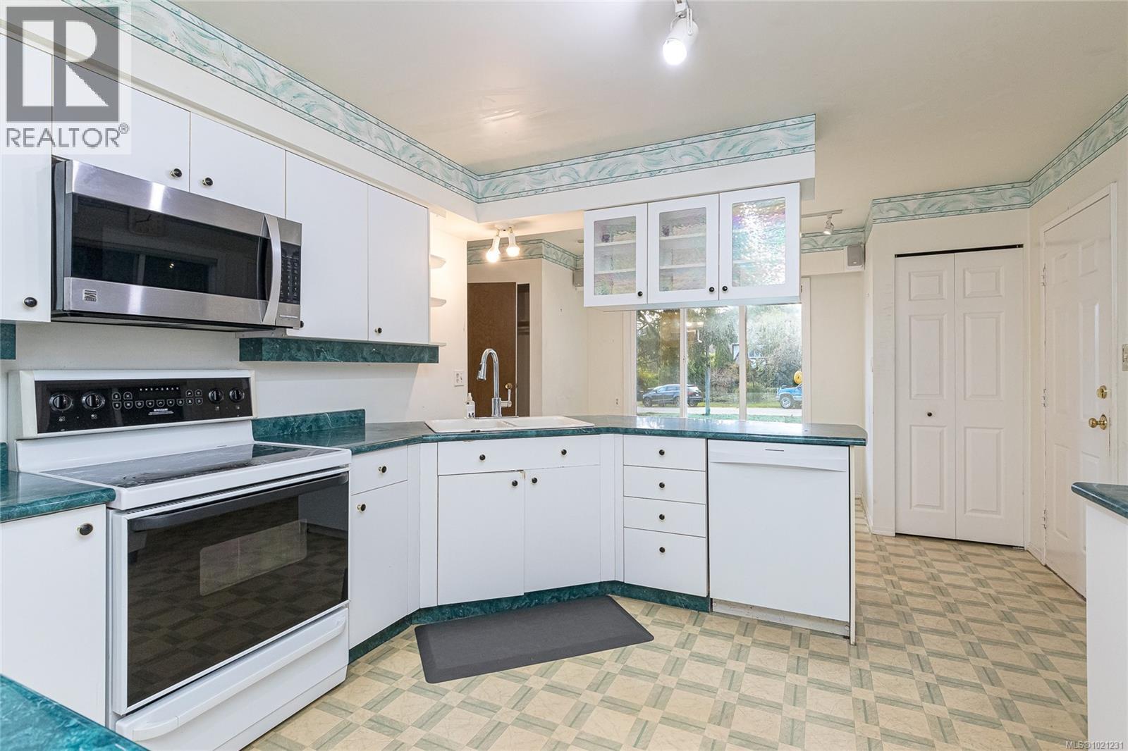  2020 Saltair Place, Saanich