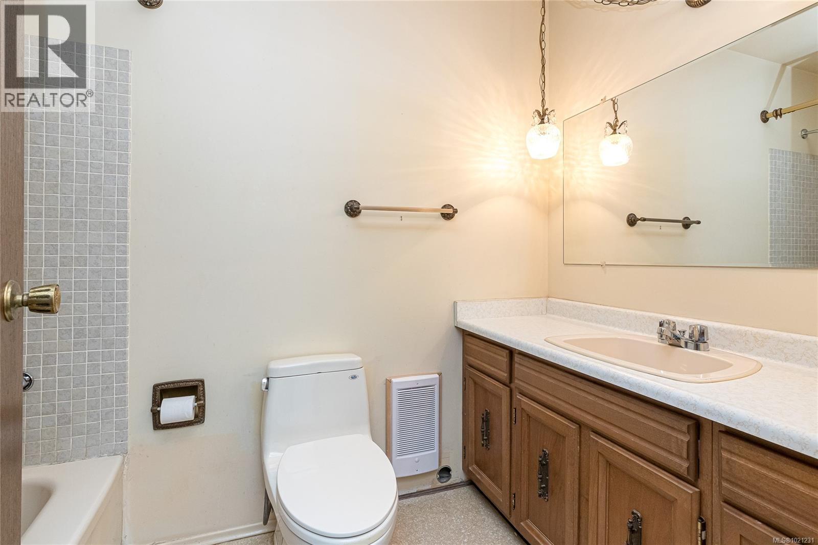  2020 Saltair Place, Saanich