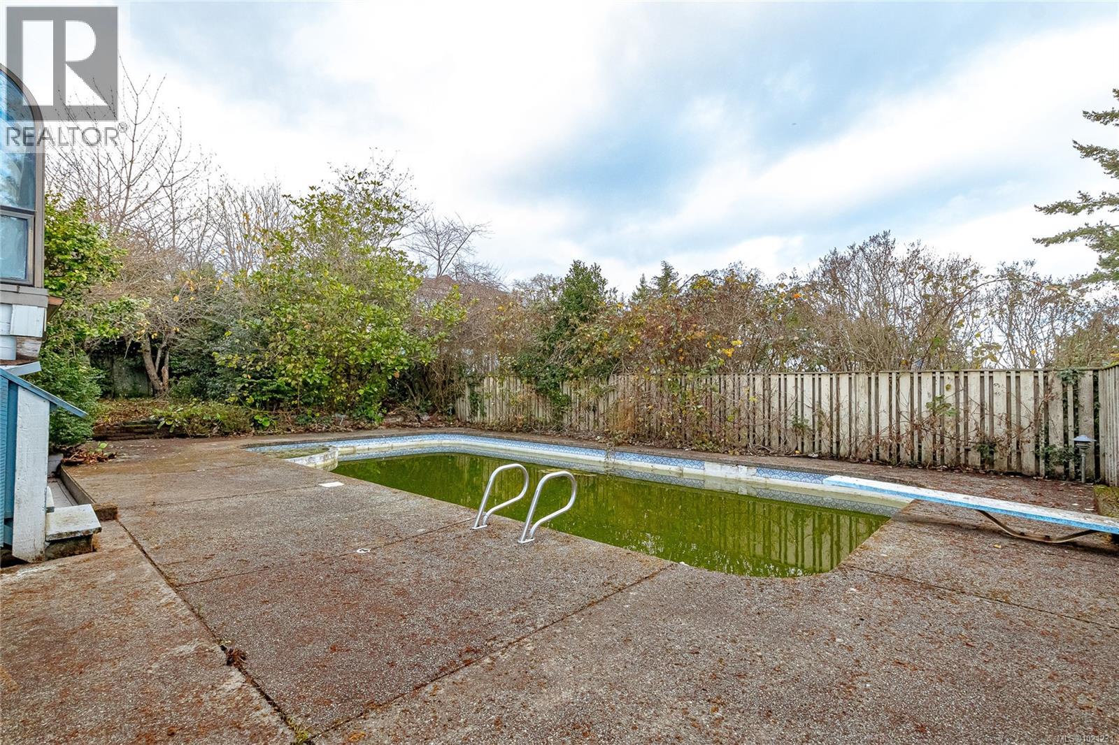  2020 Saltair Place, Saanich