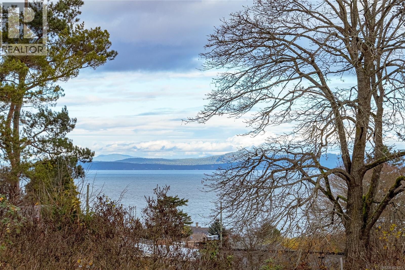  2020 Saltair Place, Saanich