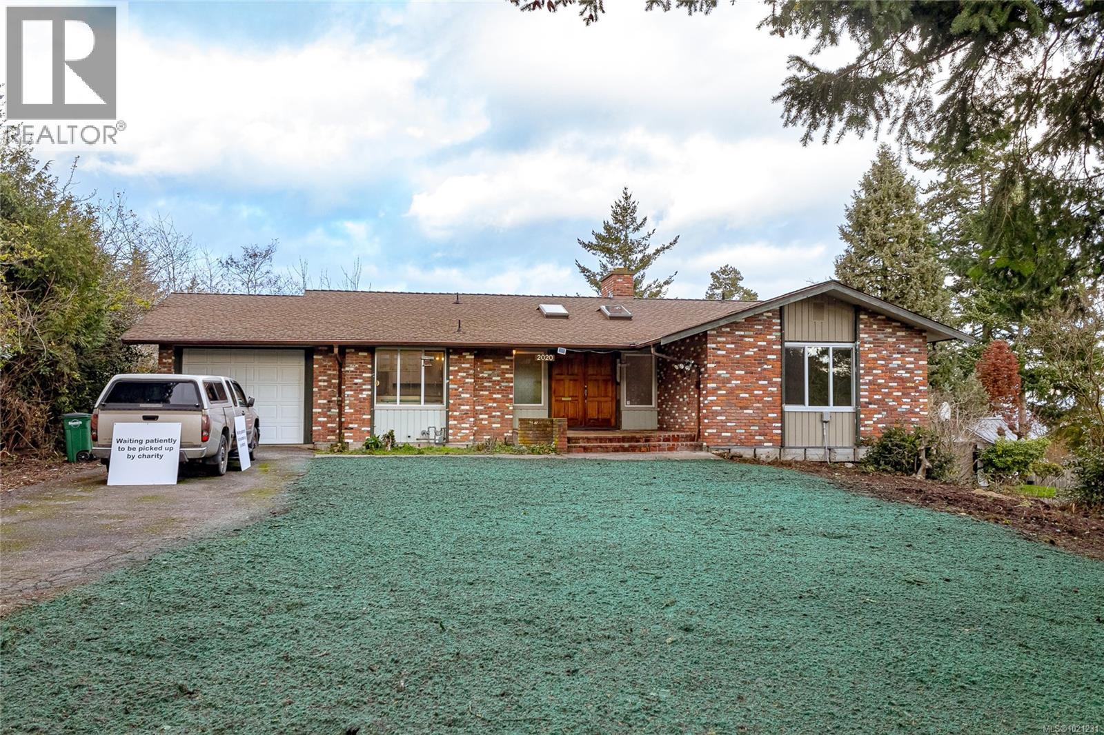  2020 Saltair Place, Saanich