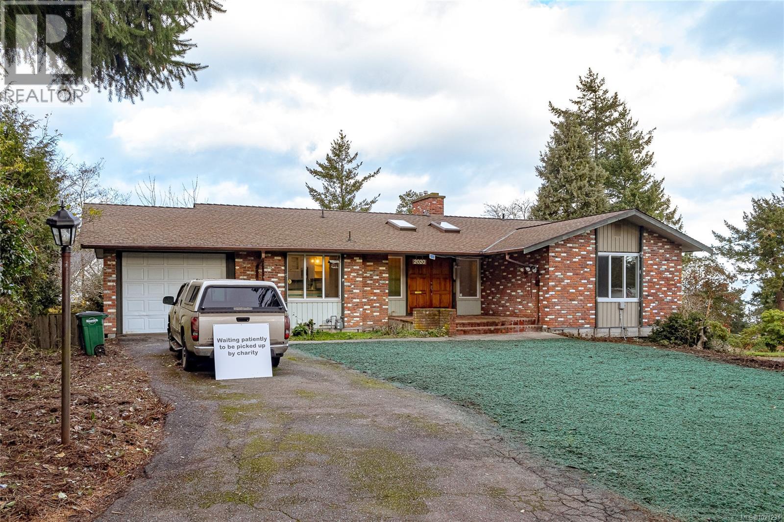  2020 Saltair Place, Saanich