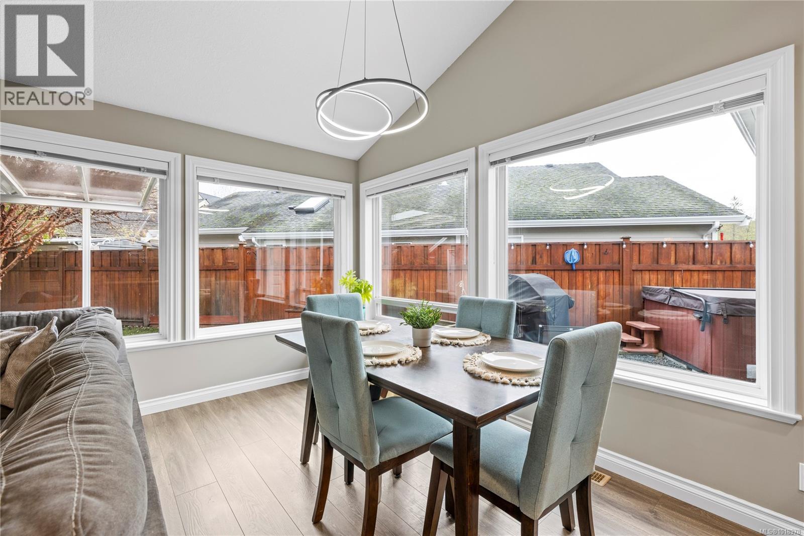 560 Viking Way, French Creek