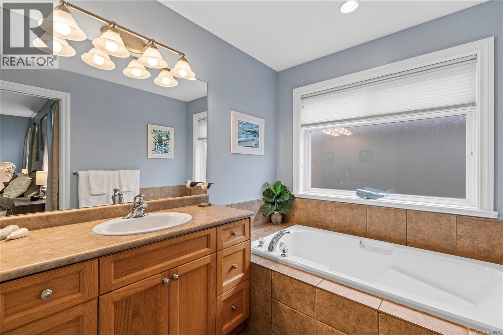 560 Viking Way, French Creek