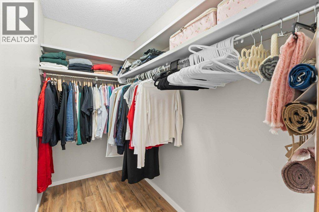 Single Family House for Sale in  Woodmont Way SW Woodbine Calgary 