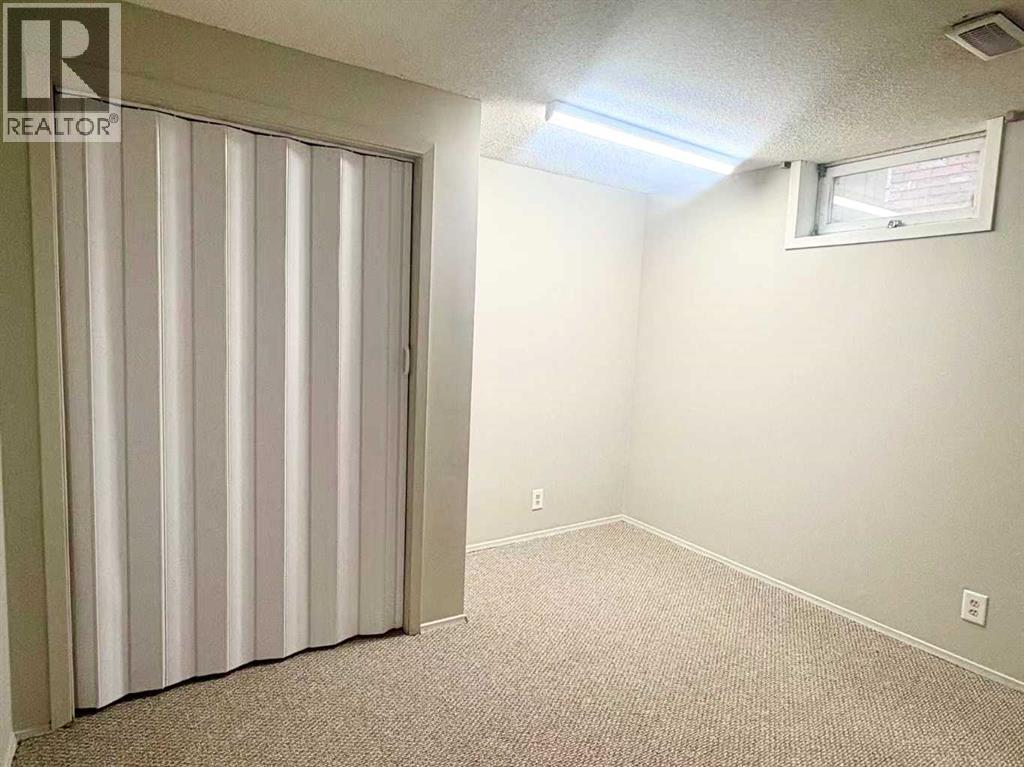 Single Family House for Sale in  Woodmont Way SW Woodbine Calgary 