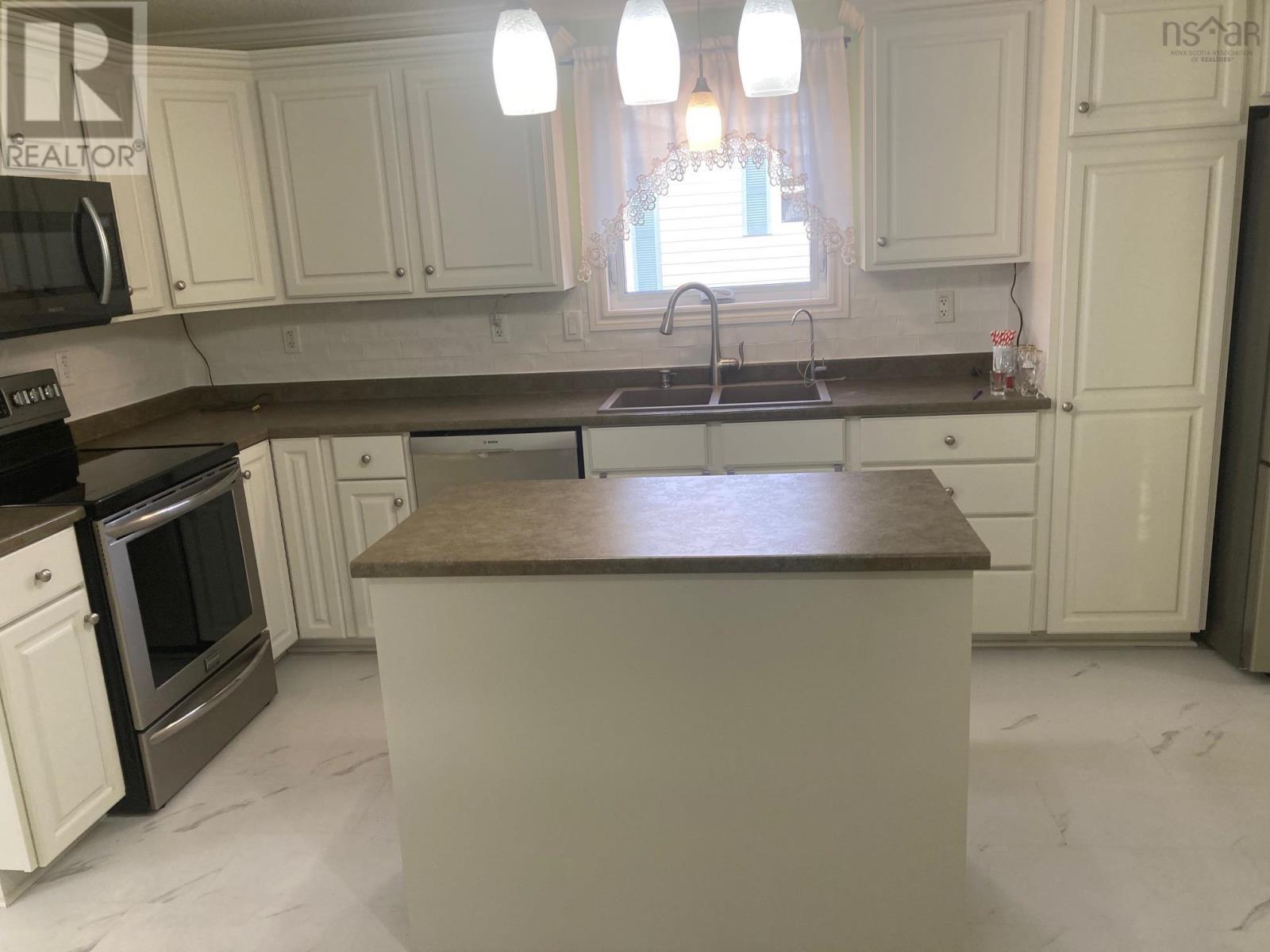 Property 15 of 29 of 38 Sherbrooke Avenue