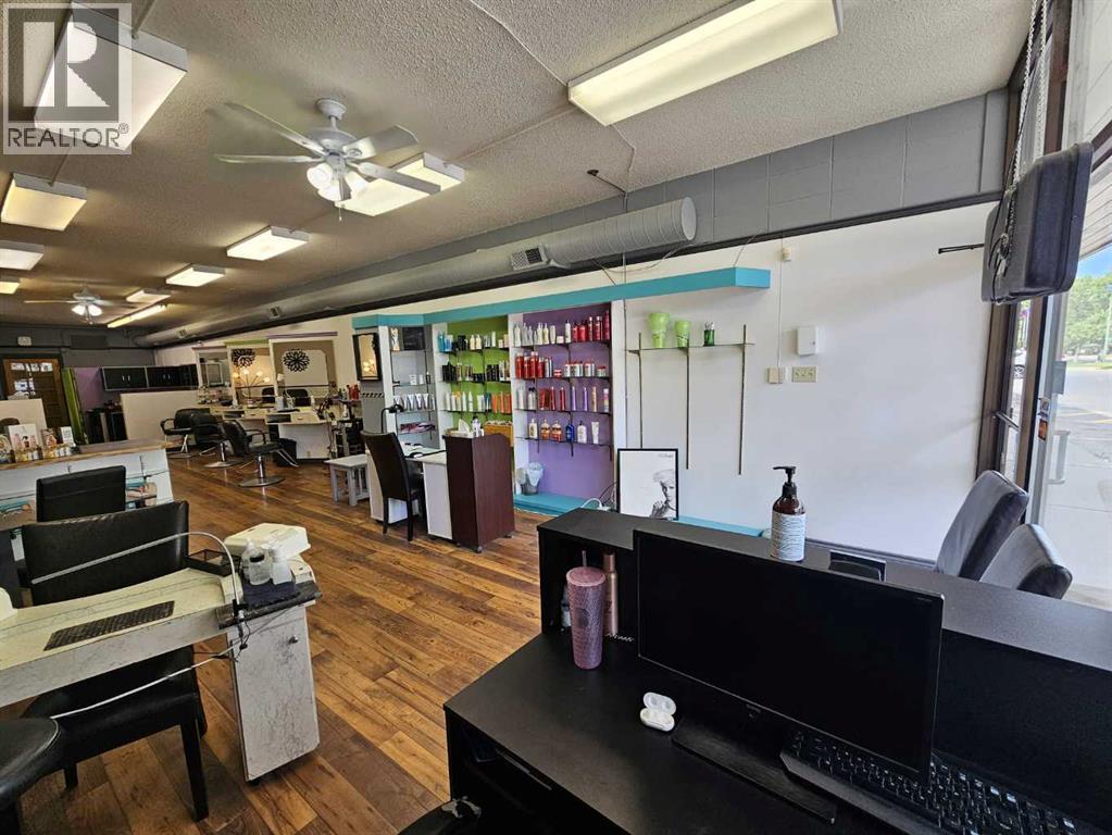 724 23 Street N - Photo 2 of 22, Lethbridge, Alberta