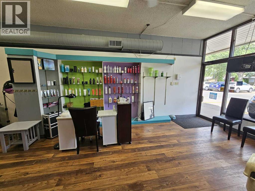 724 23 Street N - Photo 3 of 22, Lethbridge, Alberta