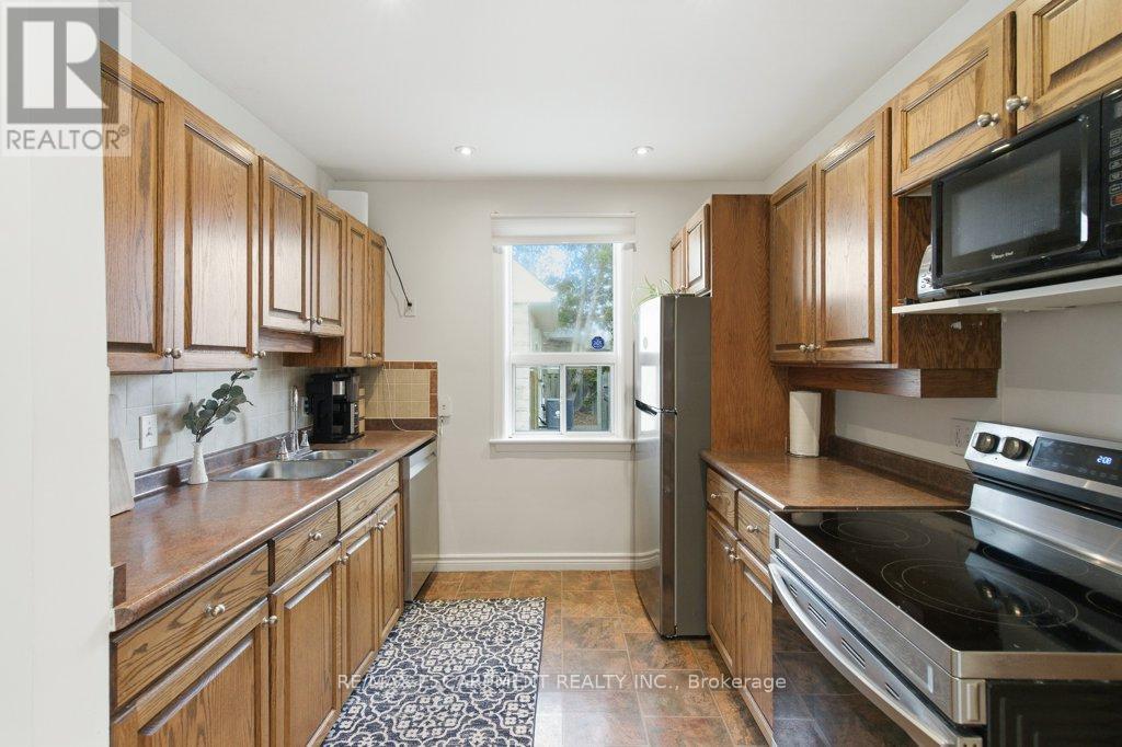 Single Family House for Sale in  SYLVIA CRESCENT Hamilton (Rosedale) 