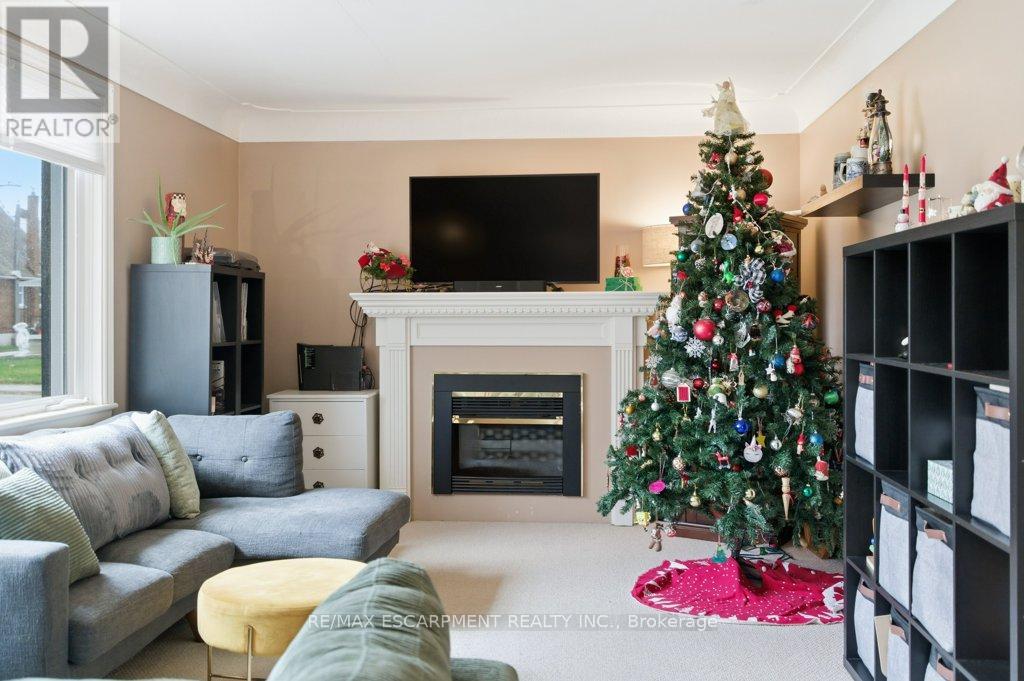 Single Family House for Sale in  SYLVIA CRESCENT Hamilton (Rosedale) 