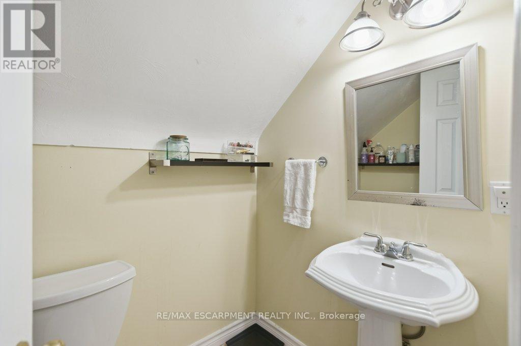 Single Family House for Sale in  SYLVIA CRESCENT Hamilton (Rosedale) 