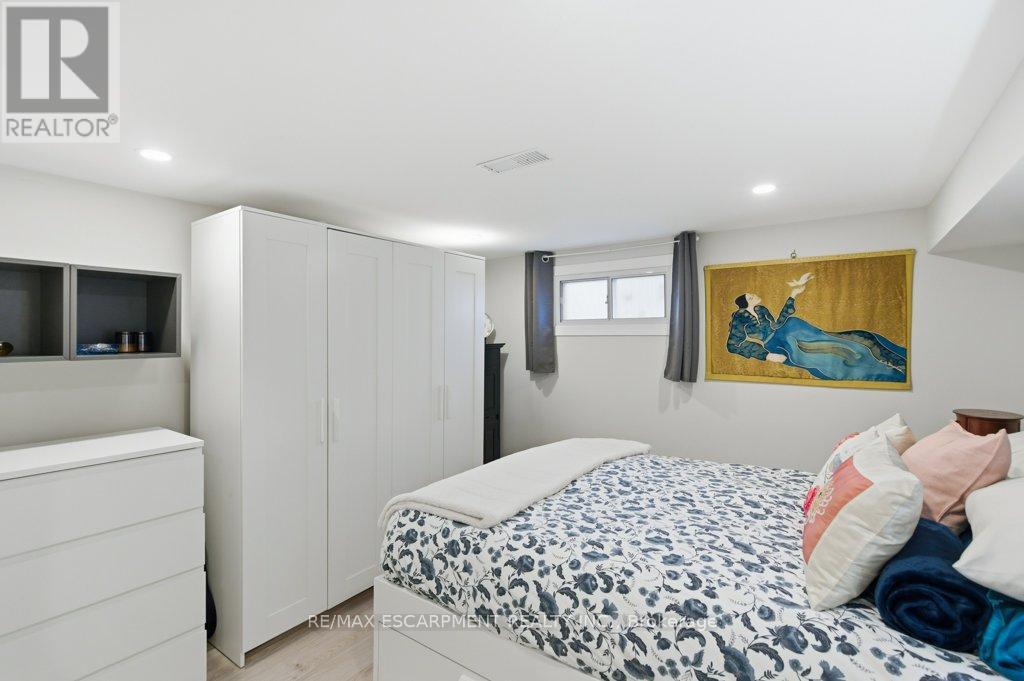 Single Family House for Sale in  SYLVIA CRESCENT Hamilton (Rosedale) 