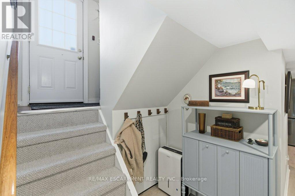 Single Family House for Sale in  SYLVIA CRESCENT Hamilton (Rosedale) 