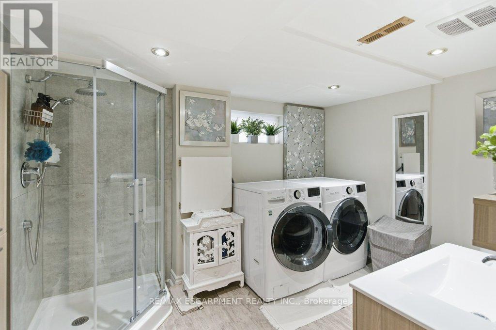 Single Family House for Sale in  SYLVIA CRESCENT Hamilton (Rosedale) 