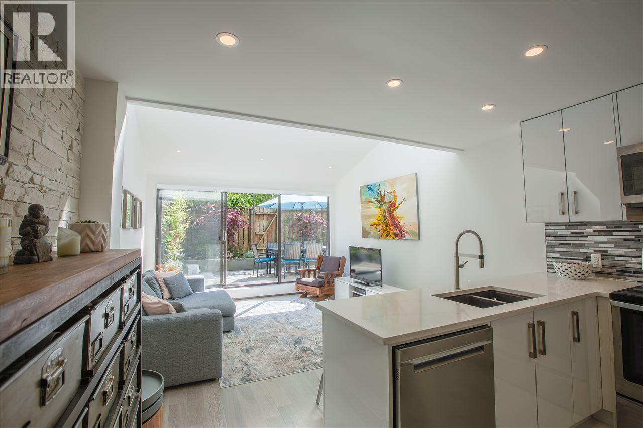 106 1745 ESQUIMALT AVENUE, West Vancouver