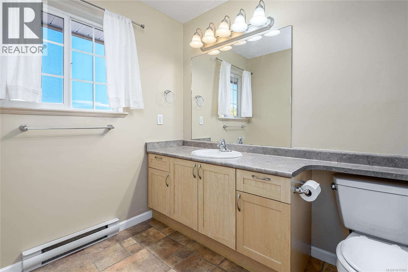 40 2728 1st St, Courtenay