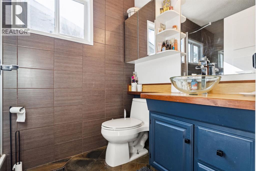 Single Family House Bi-level for Sale in  Falchurch Crescent NE Falconridge Calgary 