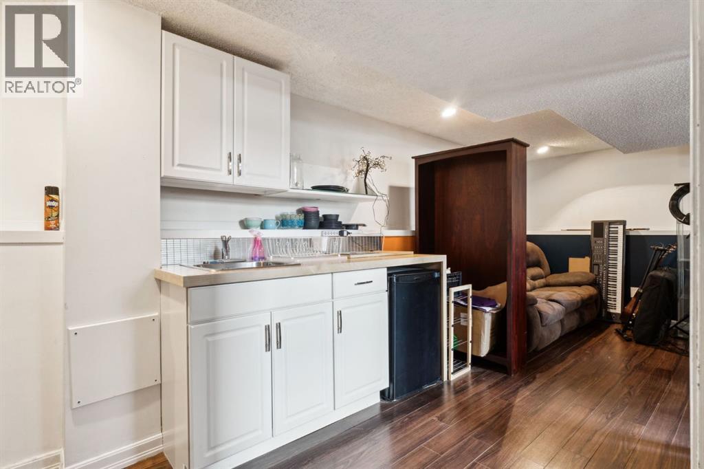 Single Family House Bi-level for Sale in  Falchurch Crescent NE Falconridge Calgary 