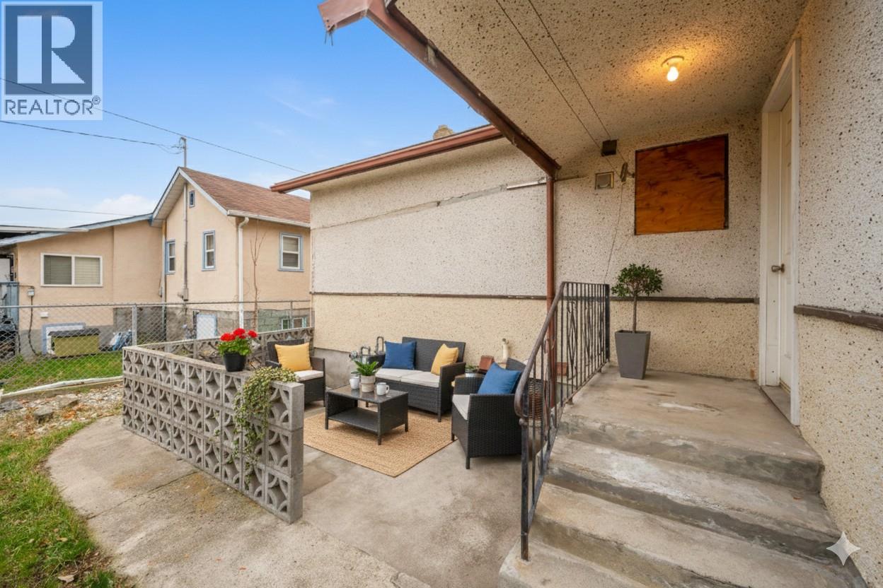 856 School Avenue, Oliver