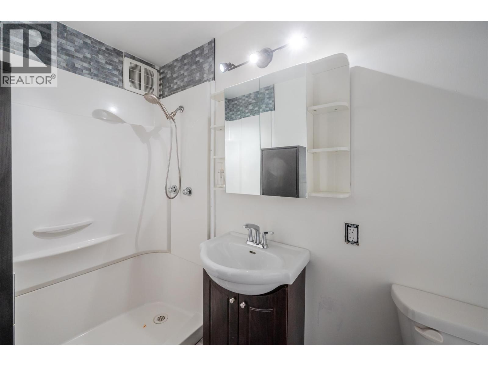 856 School Avenue, Oliver