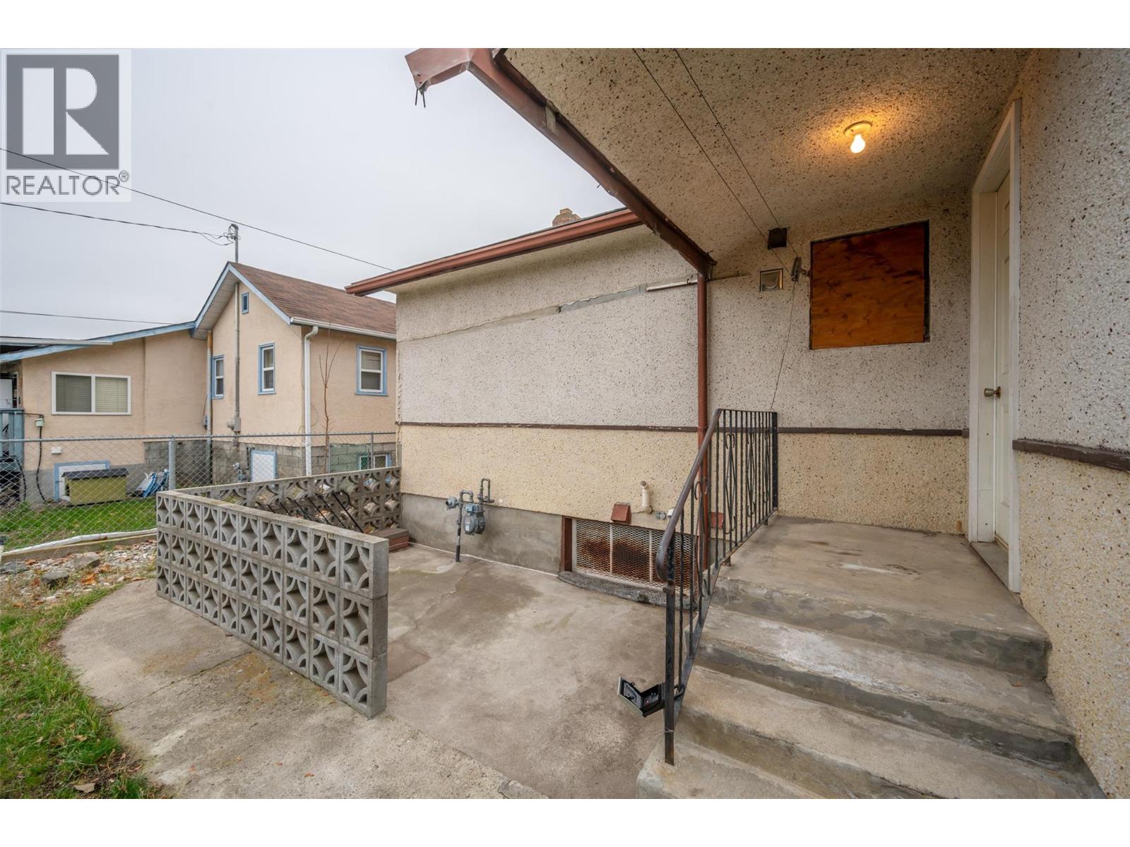 856 School Avenue, Oliver