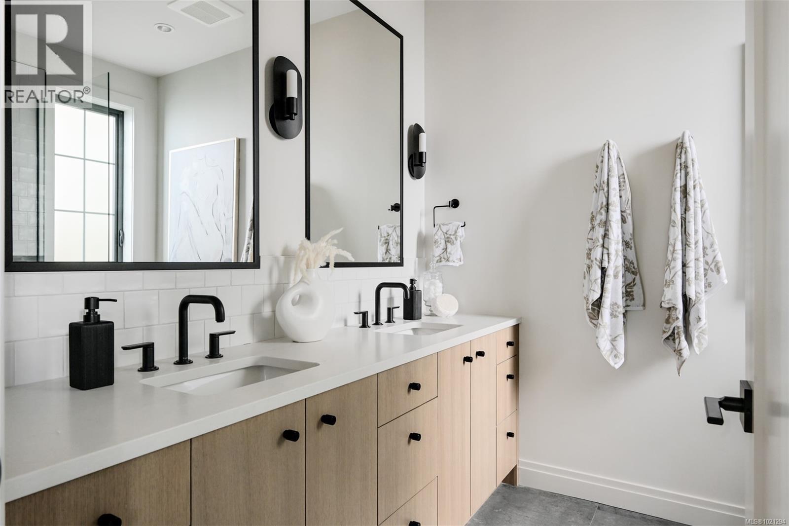 4 5032 Wesley Road, Saanich