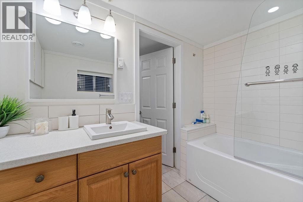 1436 GRAND BOULEVARD, North Vancouver