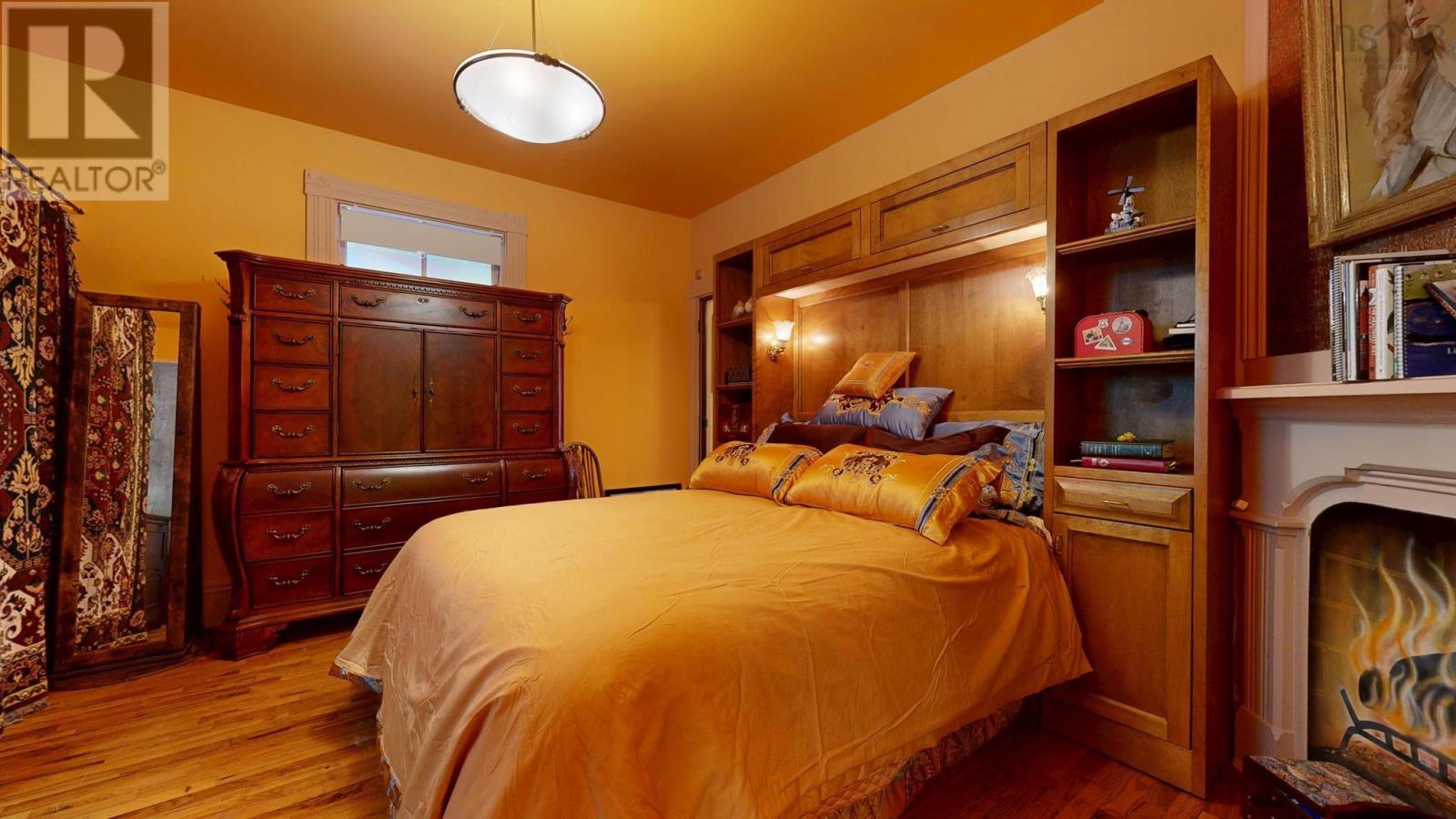 Property 36 of 51 of 132 Hall Street