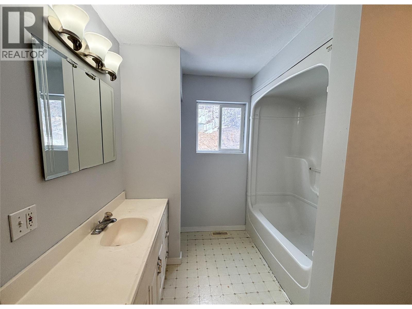 2866 95 Highway, Brisco