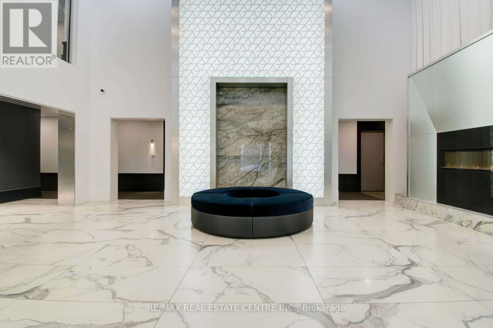 535 - 16 CONCORD PLACE - Photo 3 of 34, Grimsby (Grimsby Beach), Ontario