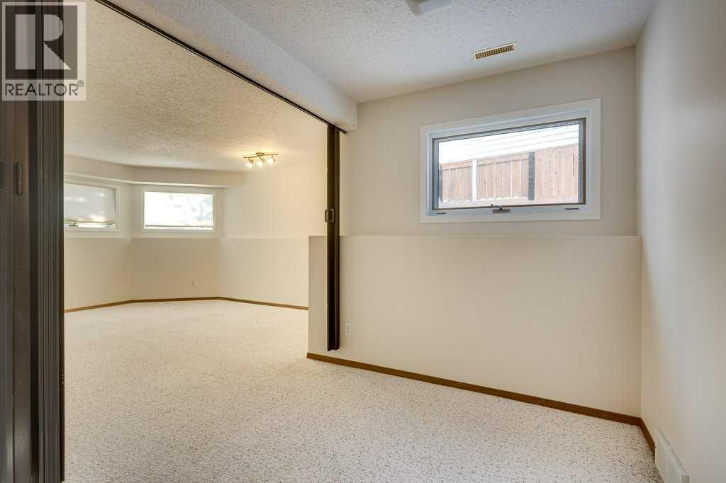 16 Lawrence Crescent, Red Deer