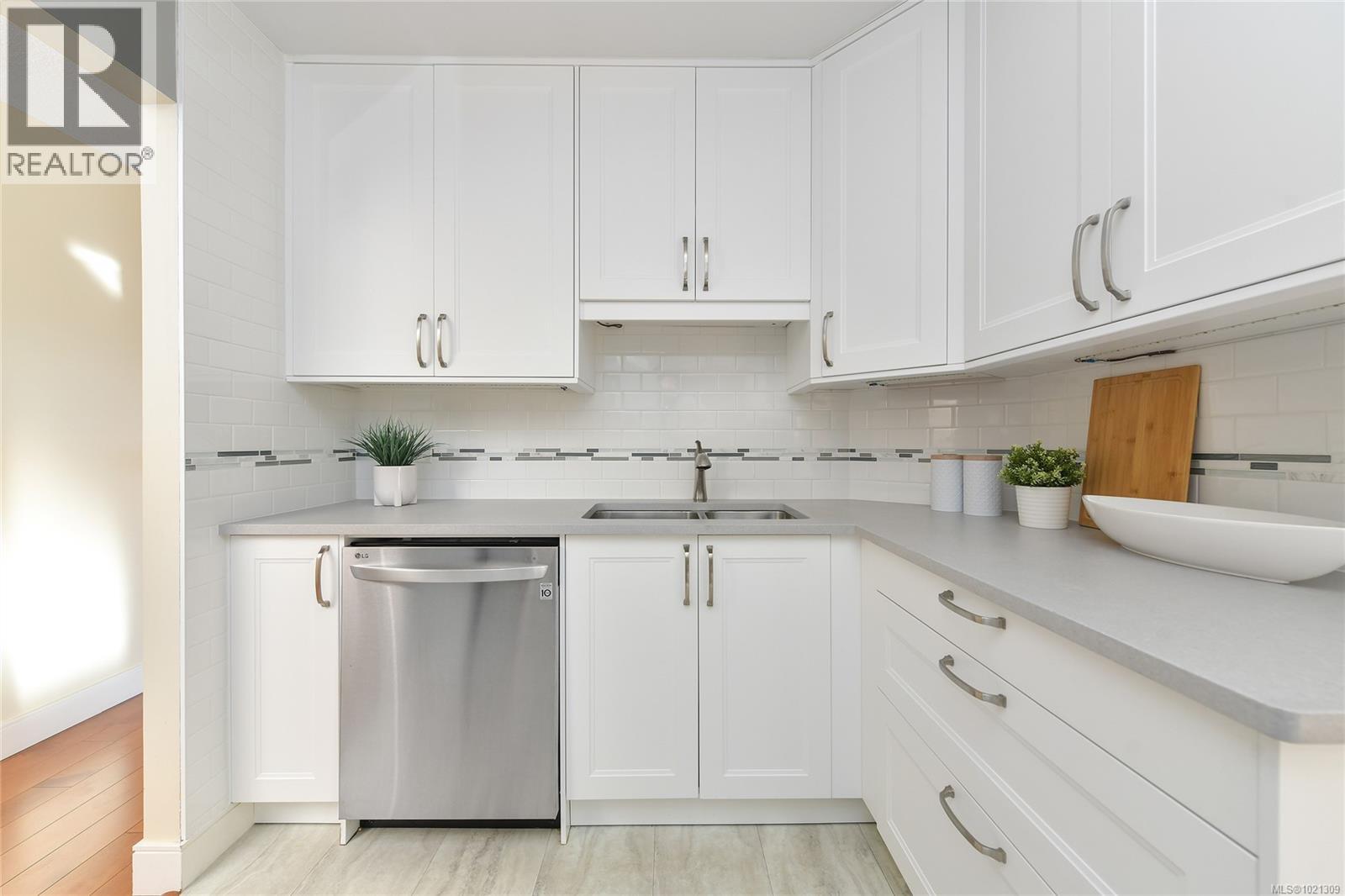 507 1440 BEACH Drive, Oak Bay