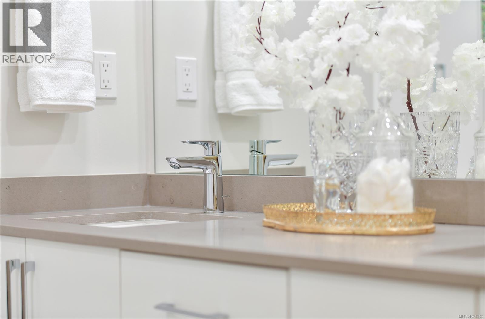 507 1440 BEACH Drive, Oak Bay