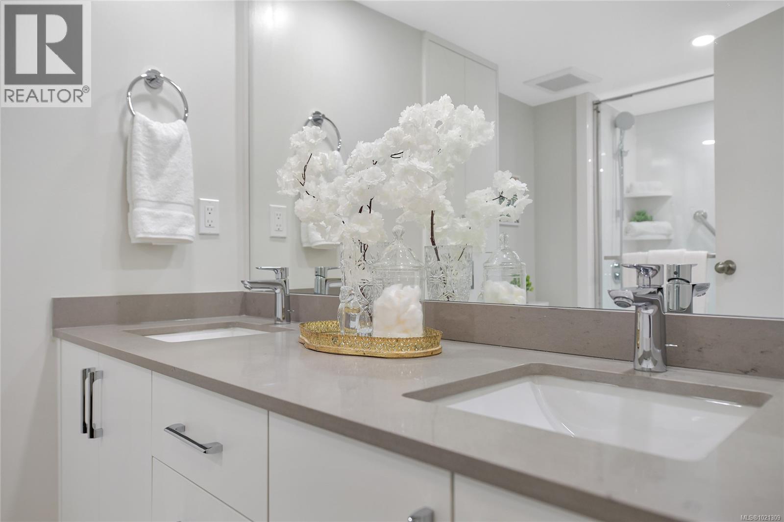 507 1440 BEACH Drive, Oak Bay