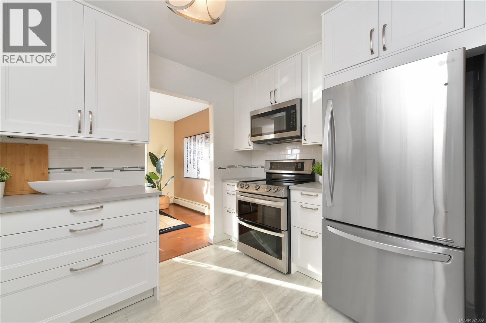 507 1440 BEACH Drive, Oak Bay