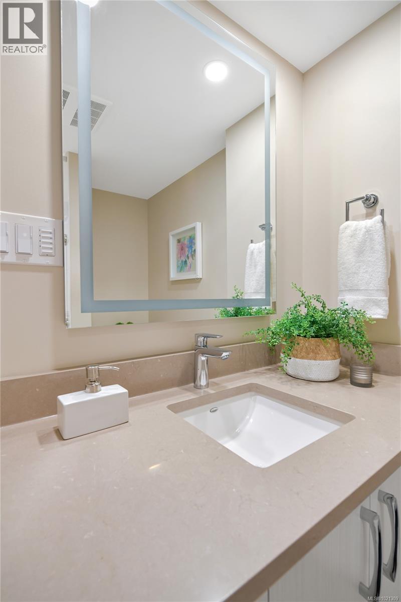 507 1440 BEACH Drive, Oak Bay